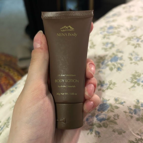 NENA BODY 24 HOUR MOISTURE BODY LOTION - Picture 3 of 6